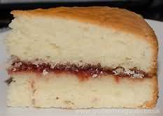 Cake, sponge, with dairy cream and jam, frozen
