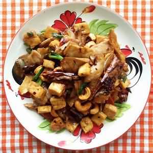 Chicken, stir-fried with mushrooms and cashew nuts, homemade