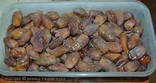 Dates, dried, flesh and skin, weighed with stones