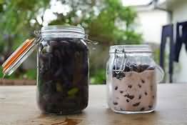 Olives, green, in brine, drained, flesh and skin, weighed with stones