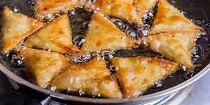 Samosas, lamb, deep fried in rapeseed oil, homemade