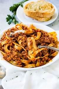 Spaghetti bolognese, retail, meat and sauce only, reheated