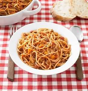Spaghetti bolognese, retail, reheated, with spaghetti