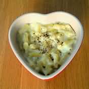 White sauce, sweet, made with semi-skimmed milk, homemade