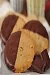 Biscuits, short or sweet, half coated in chocolate