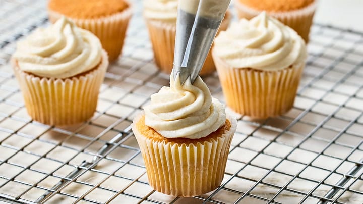 SPREADING STIFF FROSTING